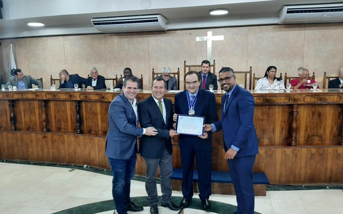 C&acirc;mara de Caxias realiza entrega de medalhas para lideran&ccedil;as evang&eacute;licas - Divulga&ccedil;&atilde;o