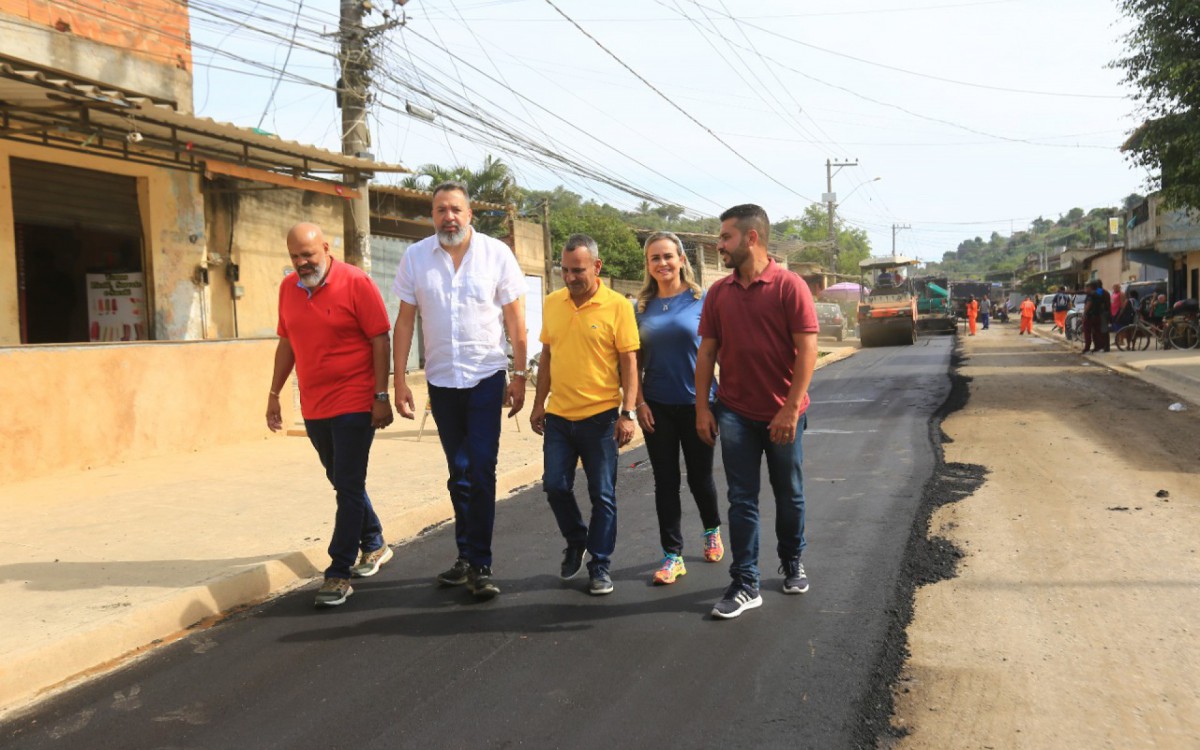 Marcelo Canella, Marcio Canella, Waguinho e Daniela do Waguinho caminharam pelas obras