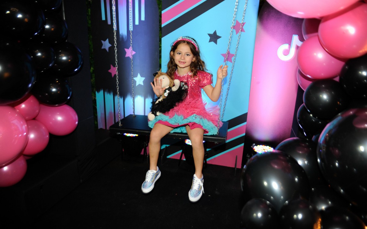 Deolane Bezerra faz fest&atilde;o de anivers&aacute;rio para comemorar os 6 anos da filha, Valentina