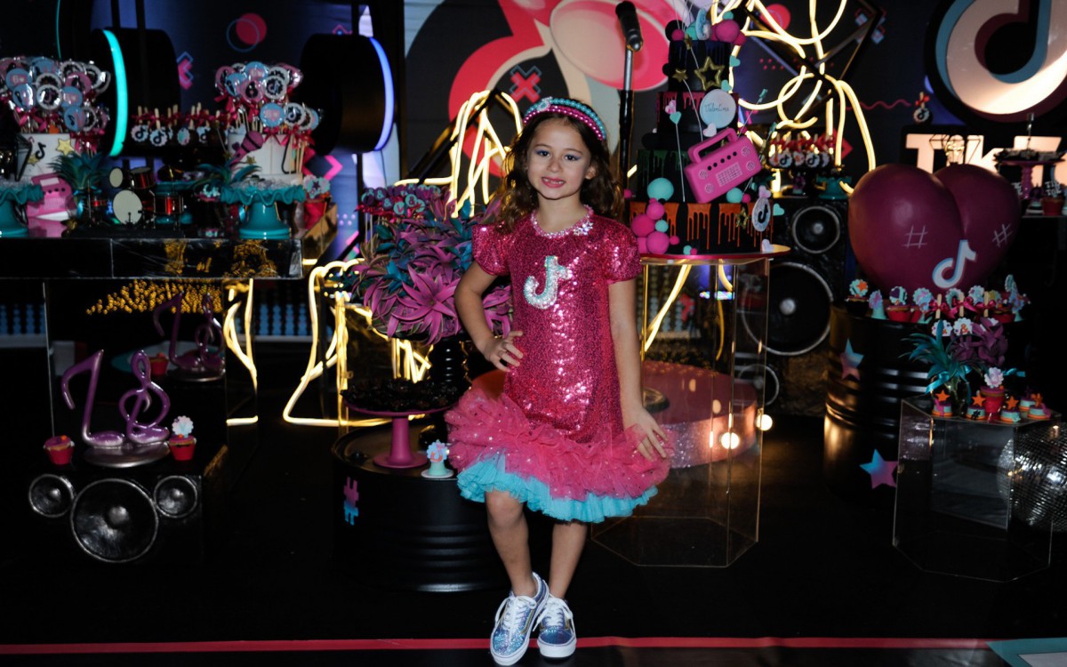 Deolane Bezerra faz fest&atilde;o de anivers&aacute;rio para comemorar os 6 anos da filha, Valentina