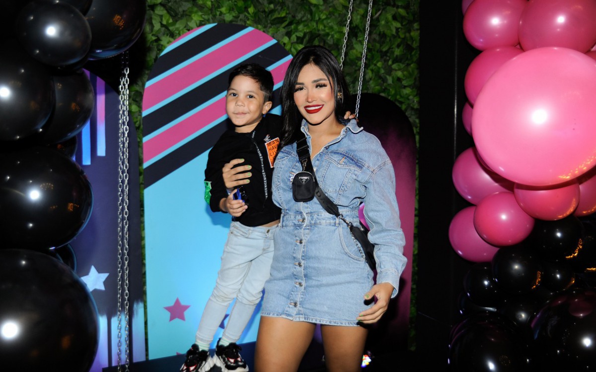 Ex-BBB Flay e o filho, Bernardo