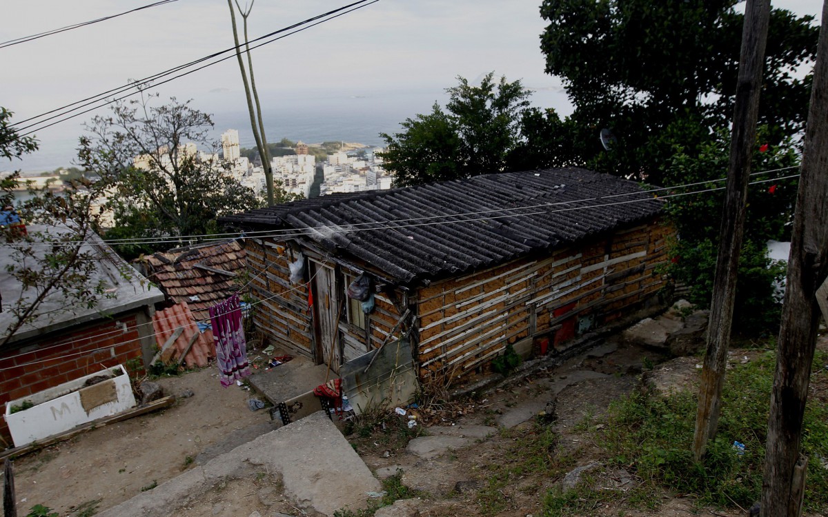 Especial - Dominical - Pessoas em pessimas condi&ccedil;oes de vida no morro do Pav&atilde;o Pavaozinho, em Copacabana, zona sul do Rio. Moadias precarias, sem saneamento, em meio a ratos entre outros problemas.