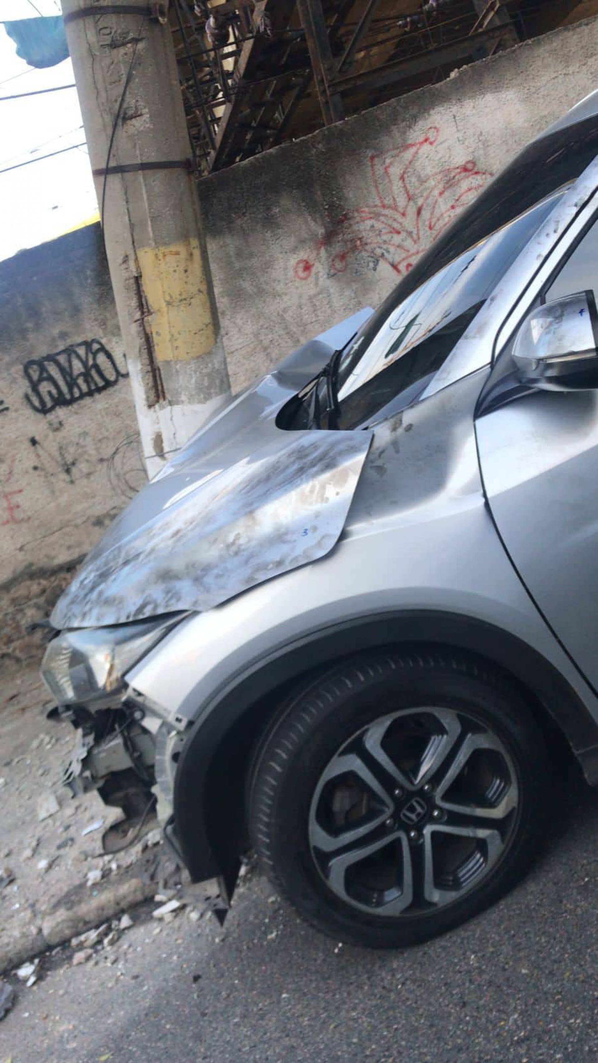 Na foto, um dos carros que os criminosos roubaram e acabaram batendo em um poste - Reprodução/Redes Sociais