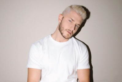 Klebber Toledo surge com o cabelo platinado e avisa: 'Novos personagens surgindo'