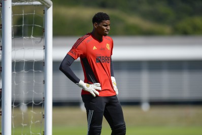 Apoio do elenco e de Paulo Sousa fizeram goleiro do Flamengo levantar a cabeça para brilhar no clássico