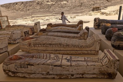 Egito descobre 250 sarcófagos e 150 estátuas de bronze no sul do Cairo