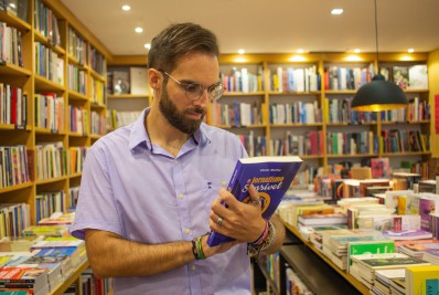 ‘Jornalismo Sensível’: Jornalista macaense lança livro para educar mídias e leitores