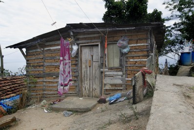 No topo do Pavão-Pavãozinho, famílias moram em casas de barro