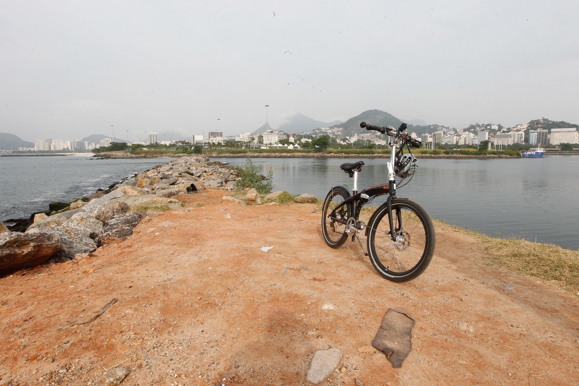 Baía de Guanabara vista do quebra-mar, próximo ao aeroporto Santos Dumont - Reginaldo Pimenta/ Agência O Dia