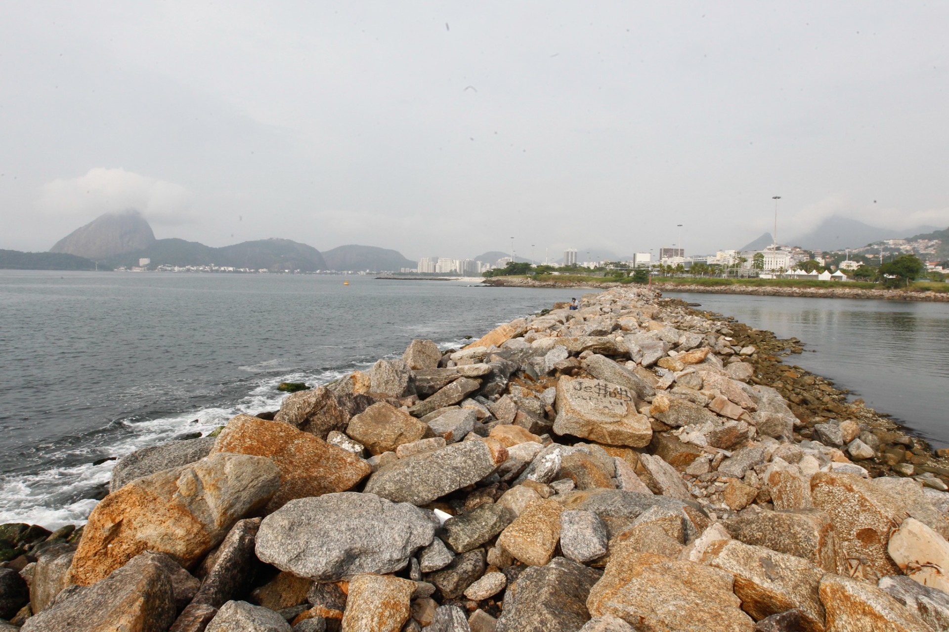 Baía de Guanabara vista do quebra-mar, próximo ao aeroporto Santos Dumont - Reginaldo Pimenta/ Agência O Dia