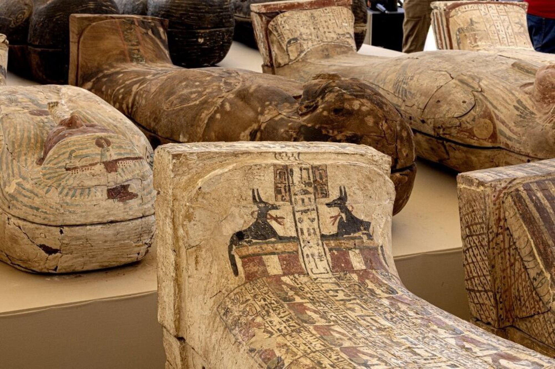 Egito descobre 250 sarcófagos e 150 estátuas de bronze na necrópole de Saqqara, no sul do Cairo - Khaled Desouki/AFP