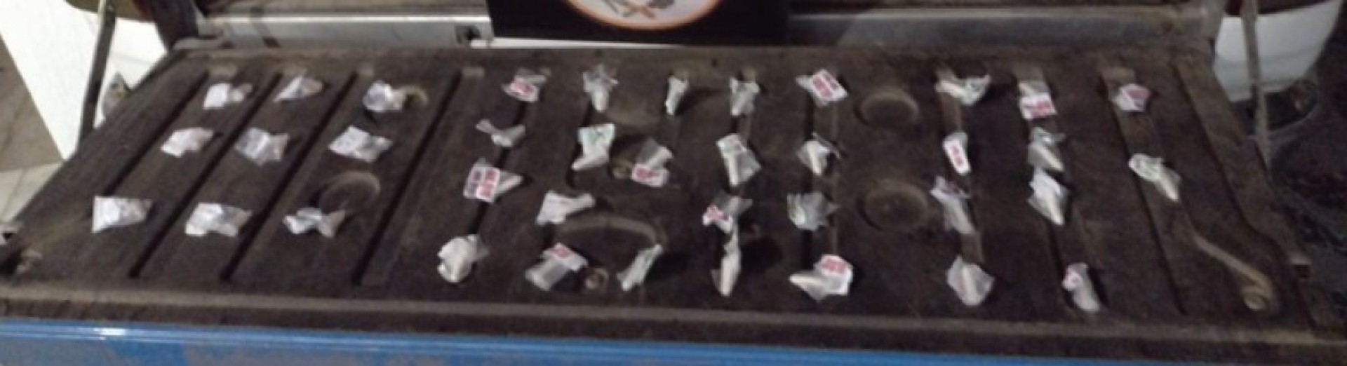 A PM apreendeu 29 pinos de coca&iacute;na e nove pedras de crack - Letycia Rocha (RC24h)