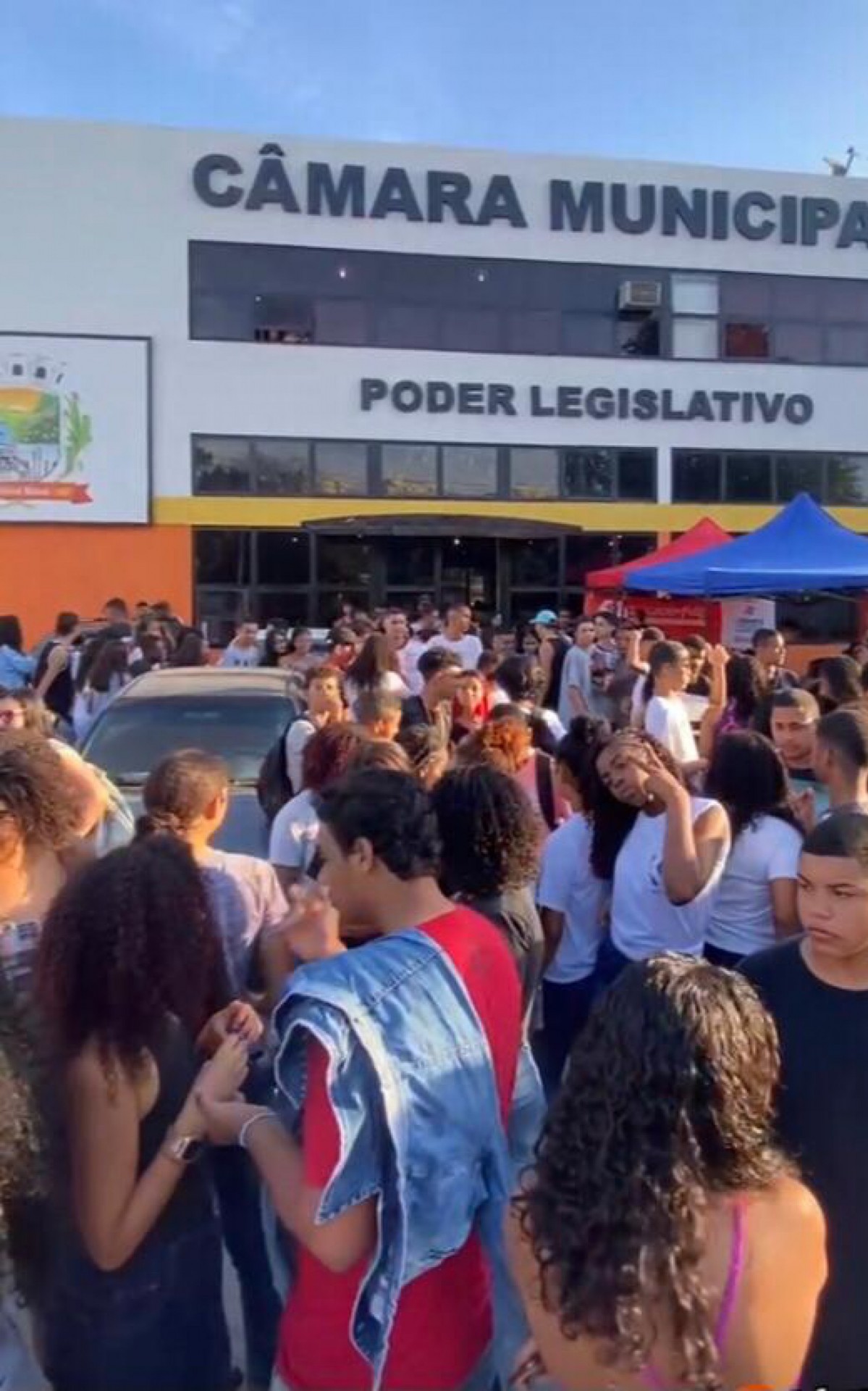 Alunos entrando na C&acirc;mara Municipal para o Encontro dos Estudantes