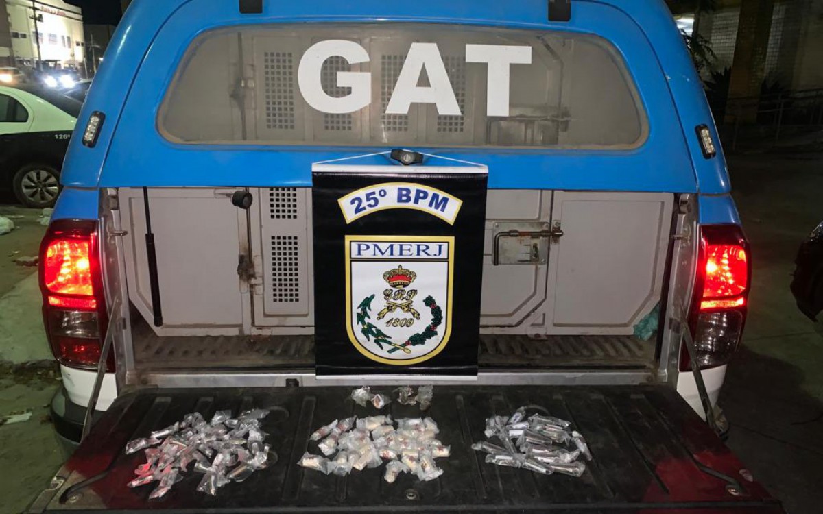 Foram apreendidas cinco buchas de maconha e 84 c&aacute;psulas de coca&iacute;na