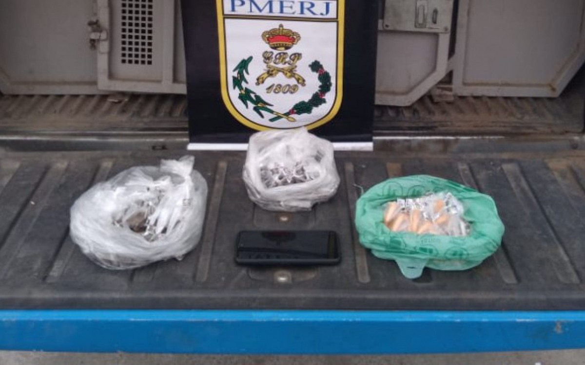 Foram encontradas 89 buchas da droga, al&eacute;m de 60 c&aacute;psulas de coca&iacute;na