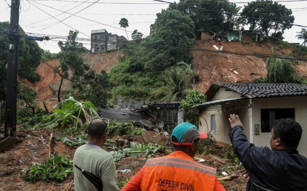 Equipes contam com cães farejadores e aeronaves para auxiliar nas buscas - Diego Nigro / AFP
