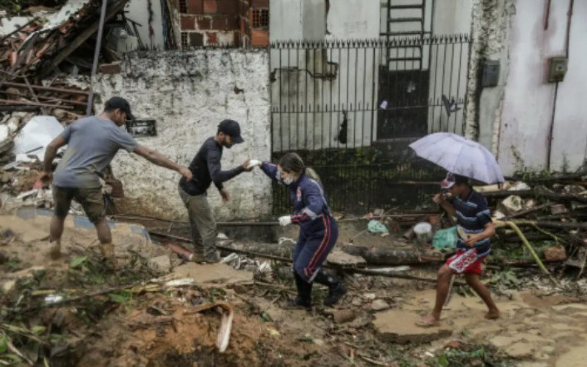 Bombeiros atuam nas buscas por desaparecidos - Divulgação / Prefeitura de Recife