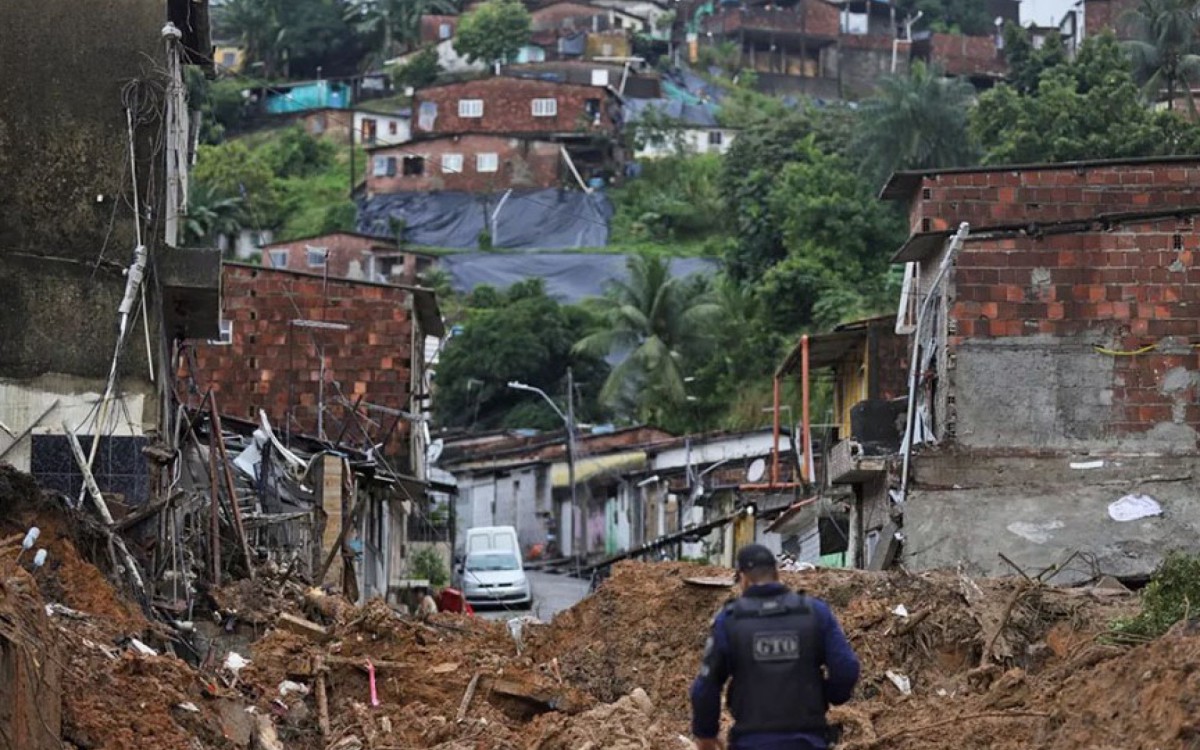 Equipes contam com cães farejadores e aeronaves para auxiliar nas buscas - Sergio Maranhão / AFP