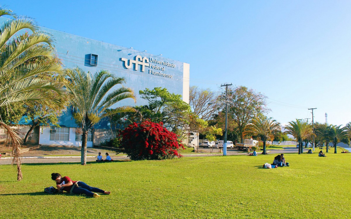 A UFF ainda recomenda o uso de m&aacute;scaras tamb&eacute;m em espa&ccedil;os abertos