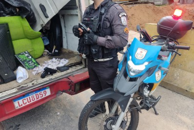 Mulher é presa com drogas e simulacro de pistola em São Gonçalo