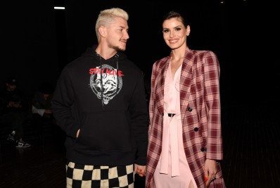 Camila Queiroz, Klebber Toledo e mais famosos prestigiam desfile da SPFW