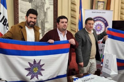 Ídolo do Botafogo, Loco Abreu é apresentado como novo técnico do Paysandú