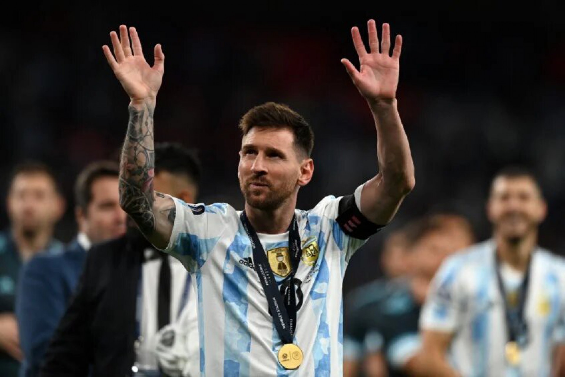 Messi comemora conquista da Argentina na Final&iacute;ssima de 2022, em cima da It&aacute;lia - Glyn Kirk/AFP