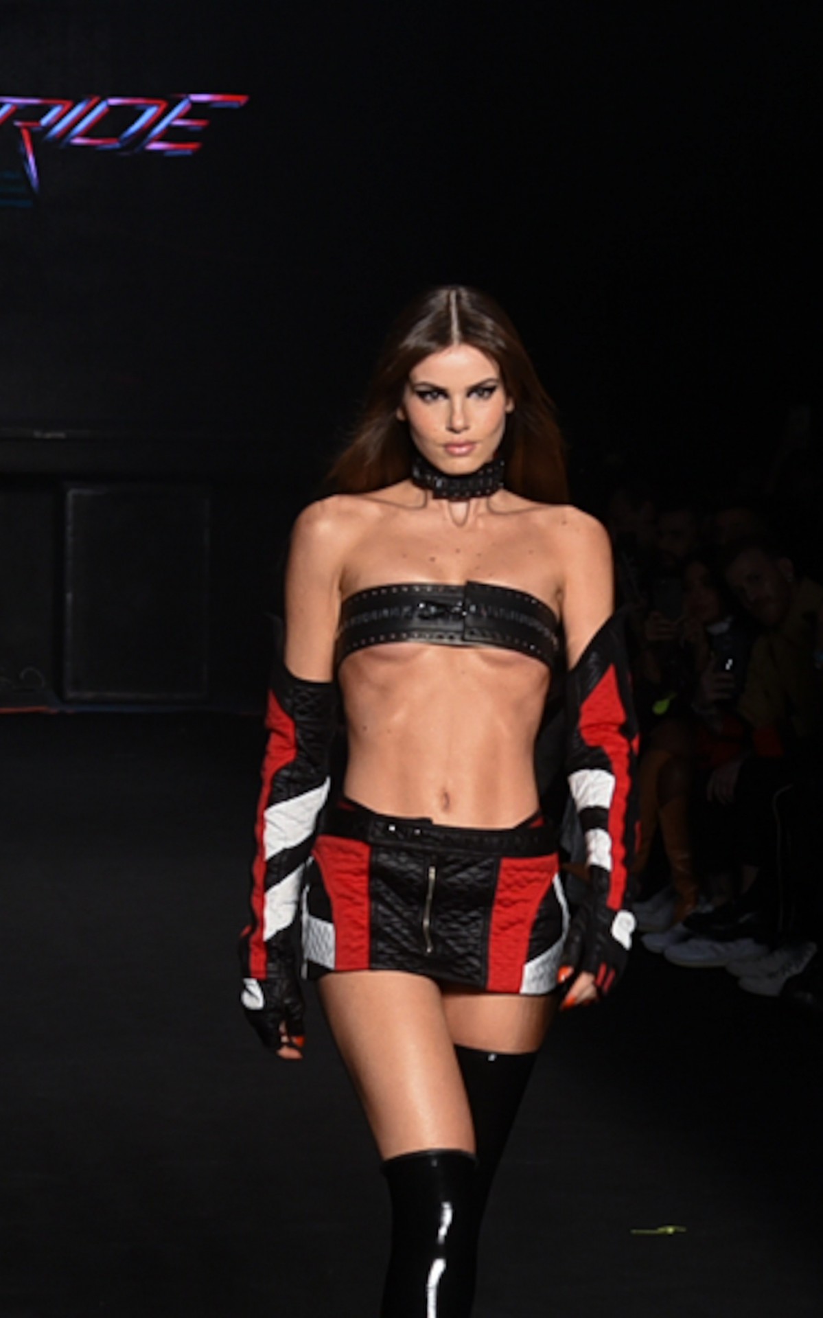 Camila Queiroz desfila na S&atilde;o Paulo Fashion Week