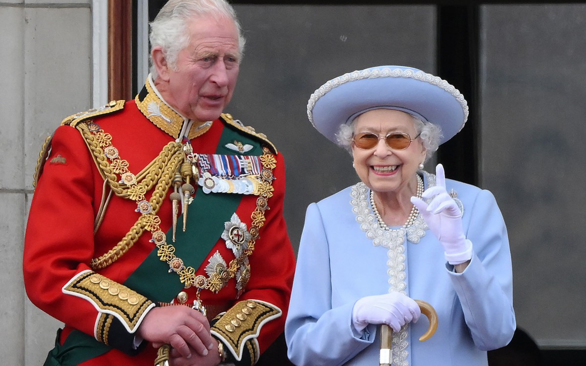 A rainha Elizabeth II com o pr&iacute;ncipe brit&acirc;nico Charles na varanda do Pal&aacute;cio de Buckingham - DANIEL LEAL / AFP