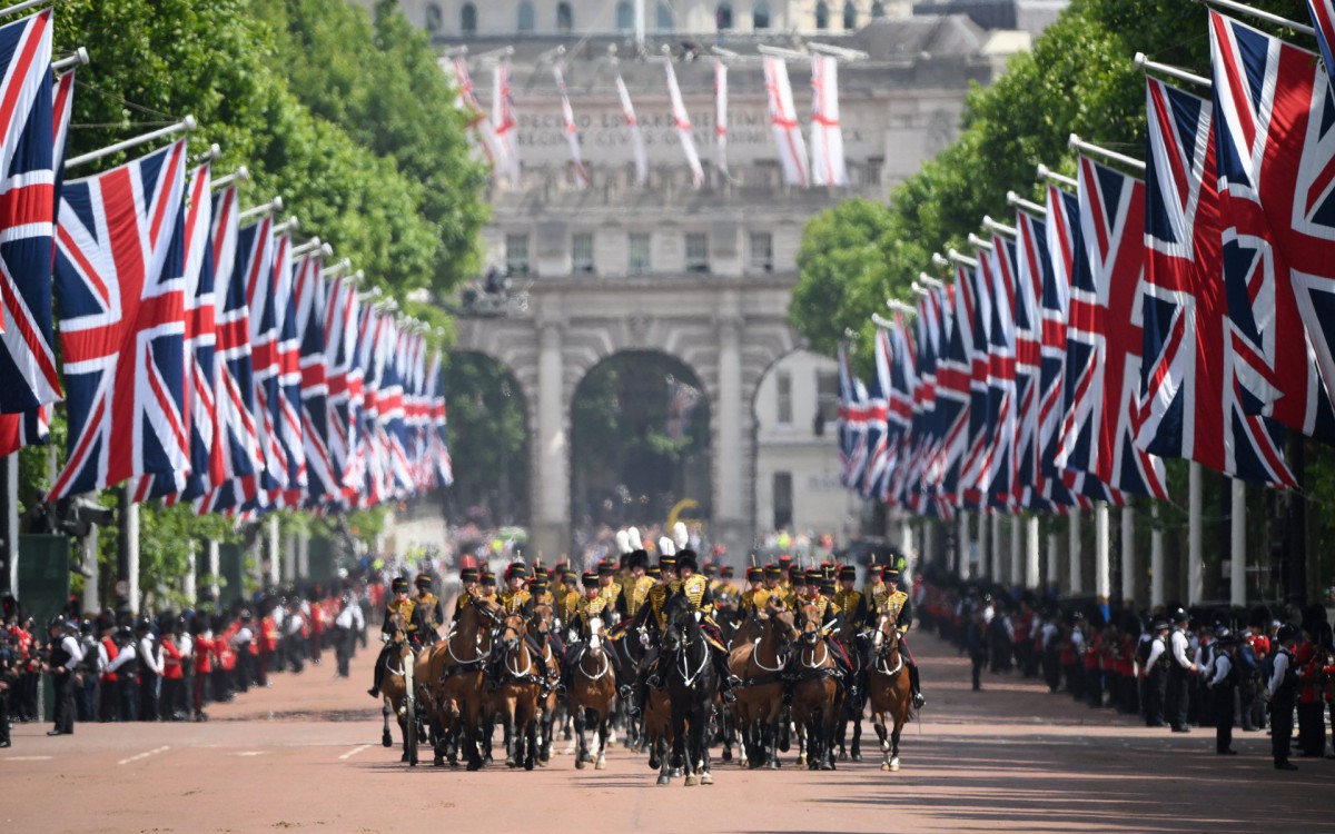 Membros da tropa real ao longo do The Mall durante o desfile de aniversário da rainha - DANIEL LEAL / AFP / POOL