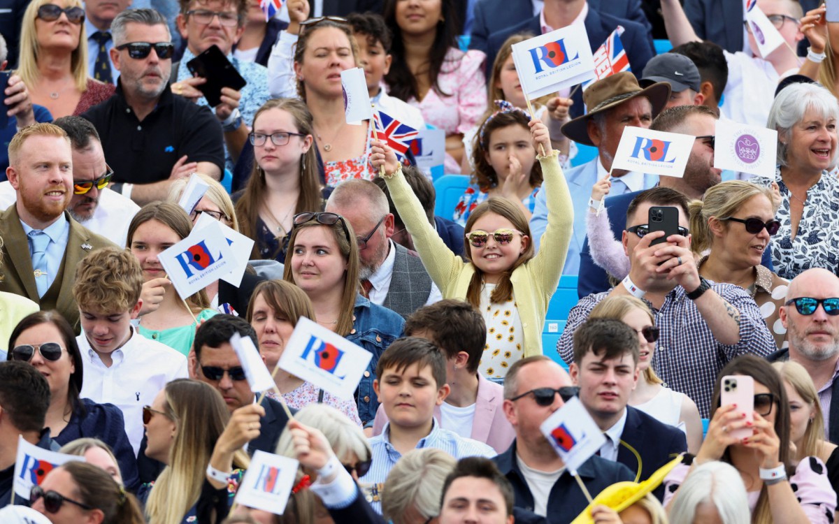 Público assiste o desfile de aniversário da rainha - HANNAH MCKAY / POOL / AFP