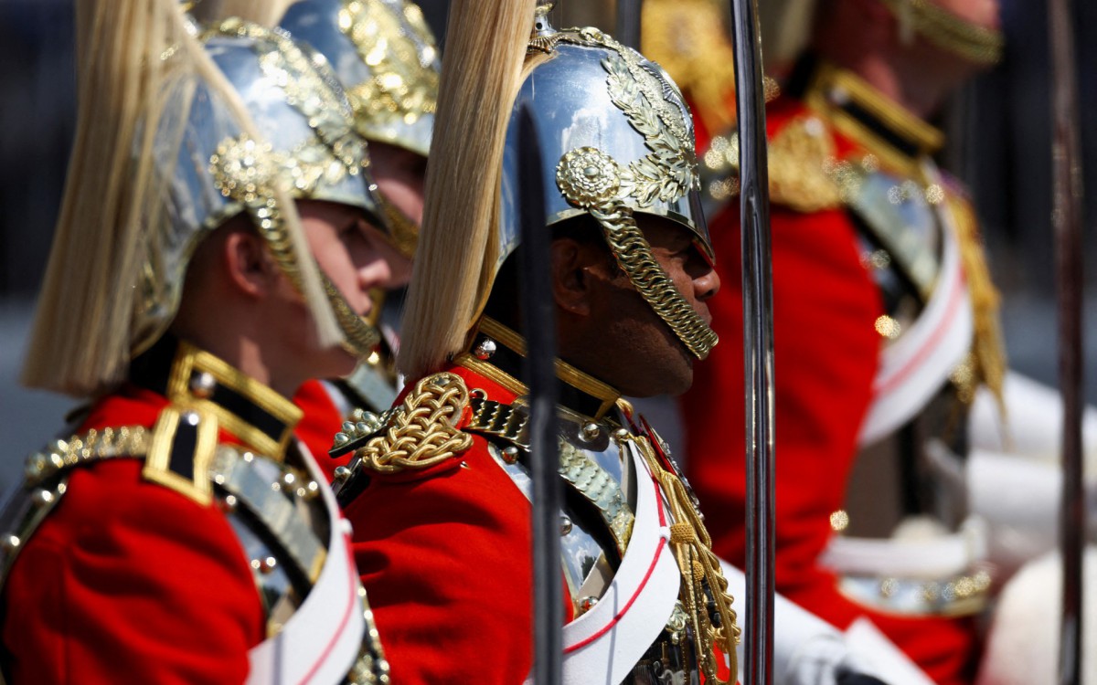 Membros da Life Guards durante o desfile de aniversário da rainha - HANNAH MCKAY / POOL / AFP