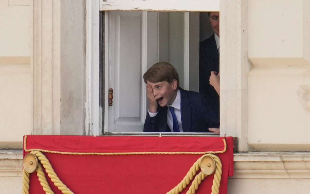 Príncipe George de Cambridge observa as tropas de uma janela do Palácio de Buckingham - MATT DUNHAM / POOL / AFP