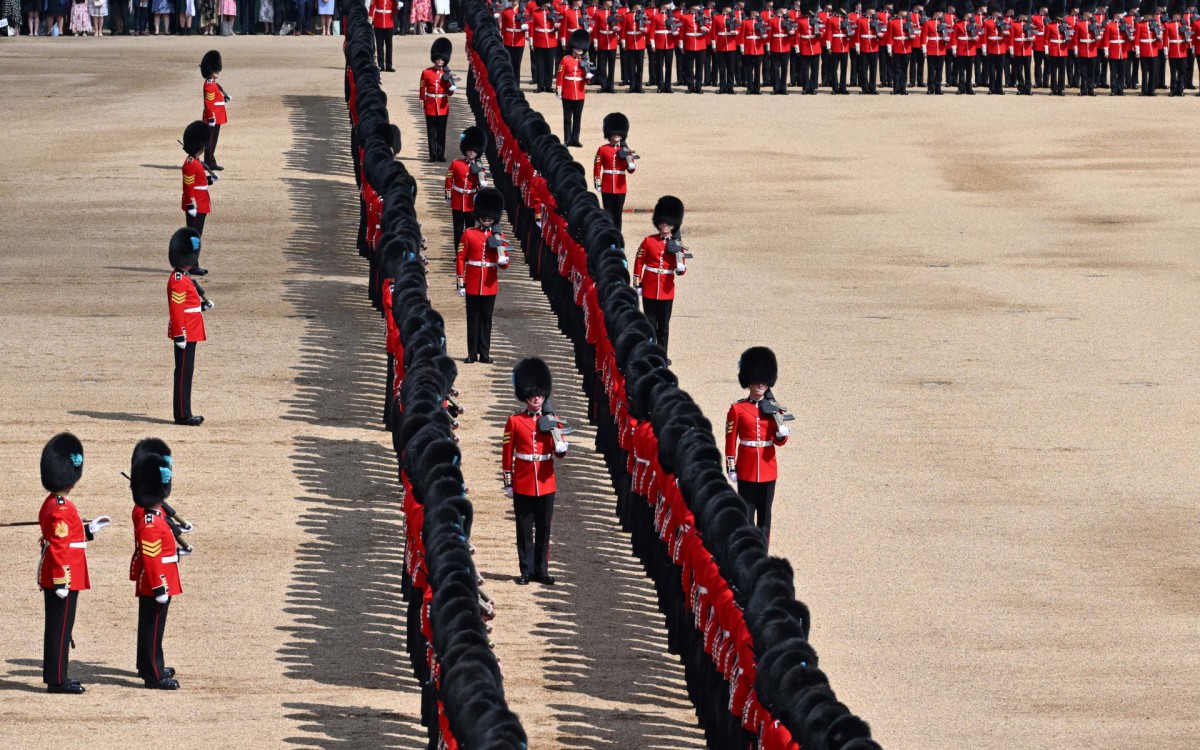 Membros da tropa real durante o desfile de Jubileu de Platina da Rainha Elizabeth II - JEFF J MITCHELL / GETTY IMAGES EUROPE / POOL / AFP