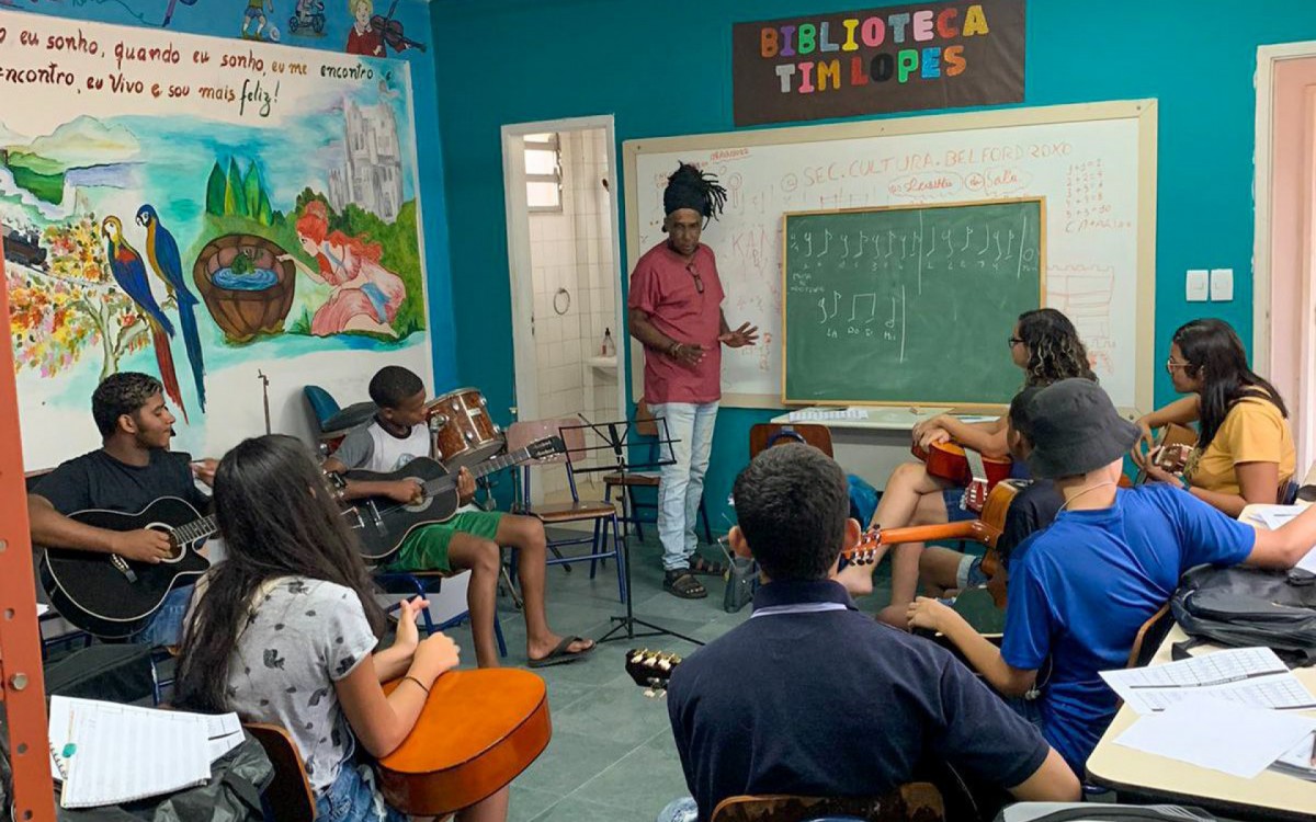 Os documentos necess&aacute;rios s&atilde;o: xerox da identidade, comprovante de resid&ecirc;ncia, duas fotos 3x4 e uma pasta azul 17