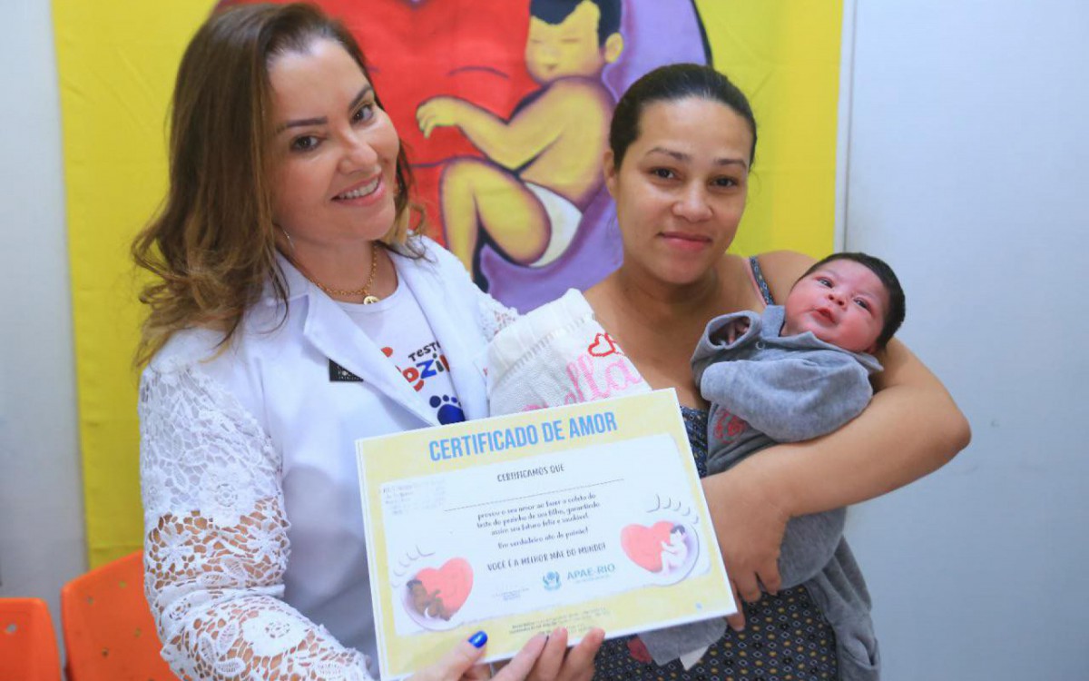 Lucilene da Silva Sobral levou a pequena Stela para fazer o teste na Policl&iacute;nica Neuza Brizola