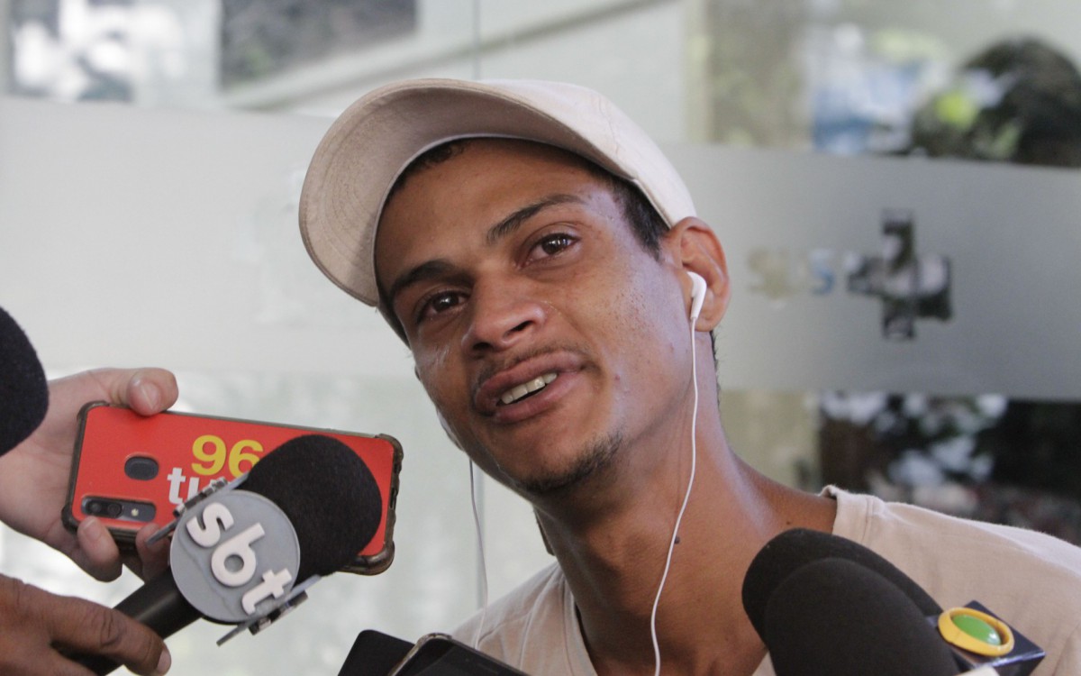 Alice Rocha de 4 anos foi baleada na cabeça, durante confronto entre policiais e bandidos. Familiares na porta do Hospital Miguel Couto. Na foto, Lucas Rocha, pai da menina.  - Marcos Porto/Agencia O Dia