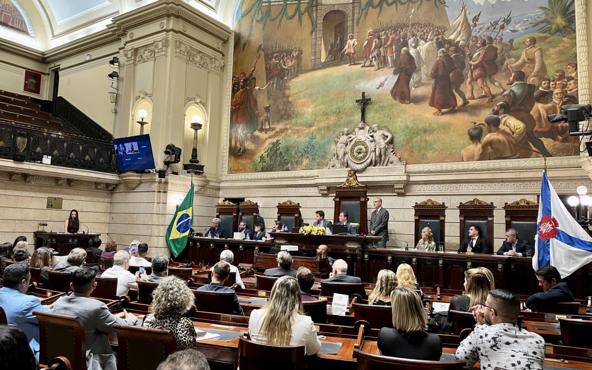 Cerimônia de entrega da Medalha Pedro Ernesto e título de Cidadã Honorária para Isabele Benito, na Câmara Municipal do Rio
 - Divulgação