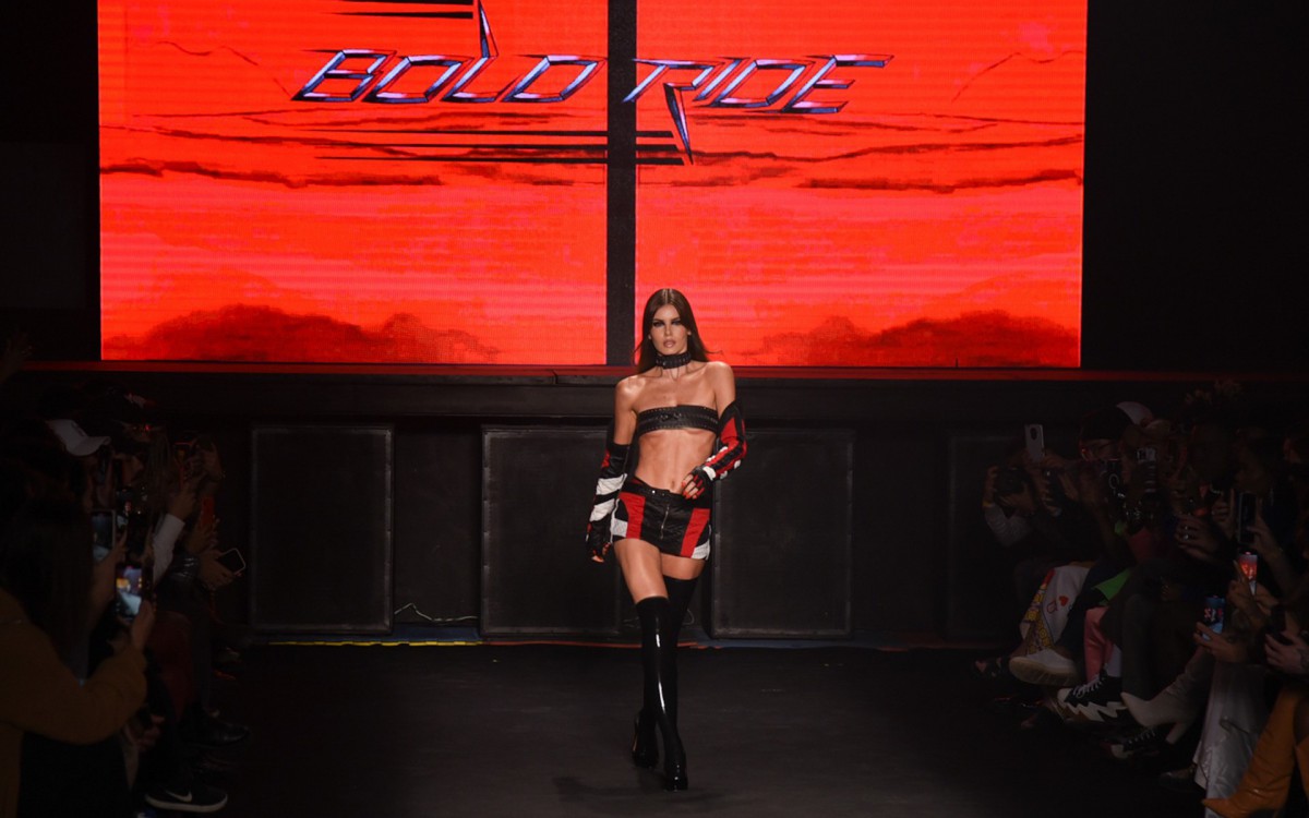 Camila Queiroz desfila na S&atilde;o Paulo Fashion Week