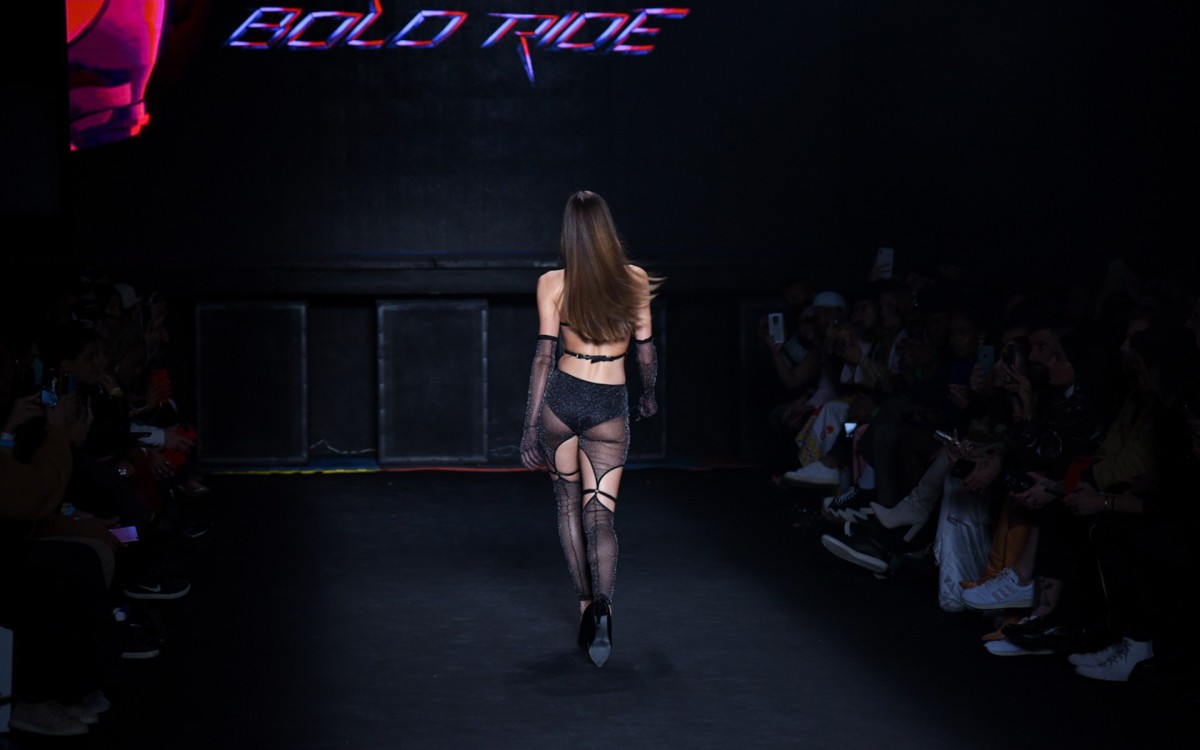 Camila Queiroz desfila na S&atilde;o Paulo Fashion Week