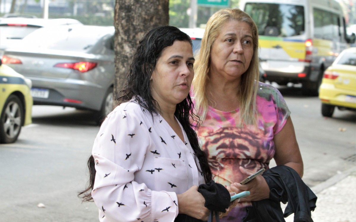 Alice Rocha de 4 anos foi baleada durante um confronto entre policias e milicianos em Curicica, familiares na porta do Hospital Miguel Couto no Leblon, nesta quinta feira (02).