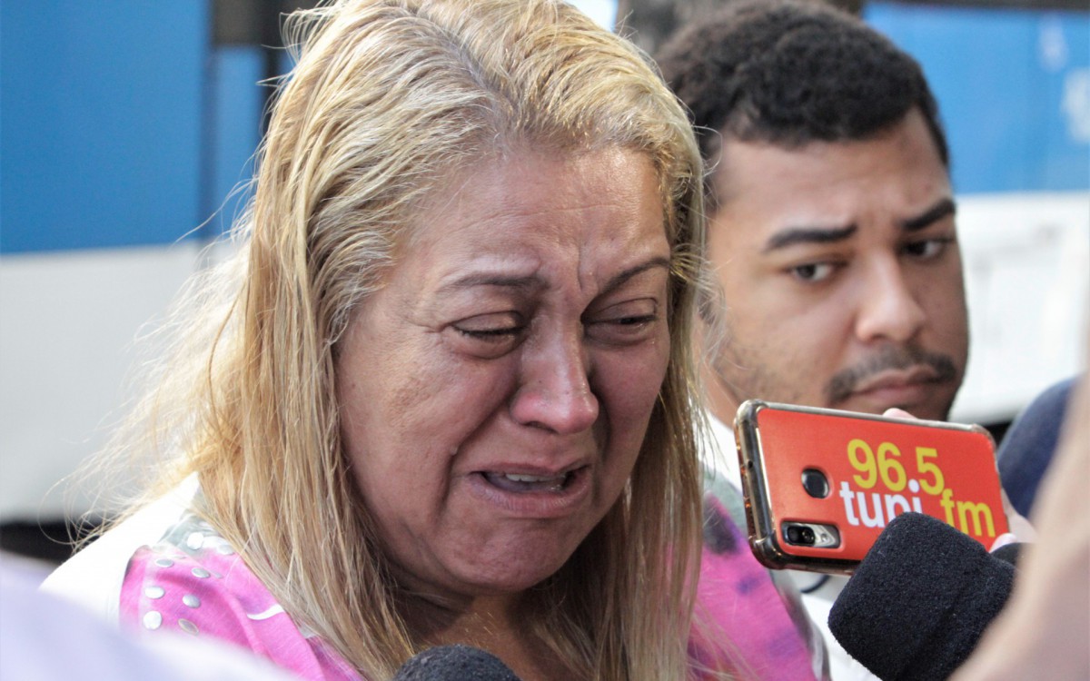 Alice Rocha de 4 anos foi baleada durante um confronto entre policias e milicianos em Curicica, familiares na porta do Hospital Miguel Couto no Leblon, nesta quinta feira (02).