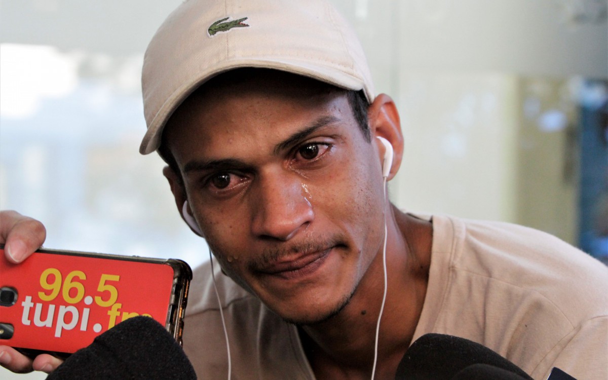 Alice Rocha de 4 anos foi baleada durante um confronto entre policias e milicianos em Curicica, familiares na porta do Hospital Miguel Couto no Leblon, nesta quinta feira (02).