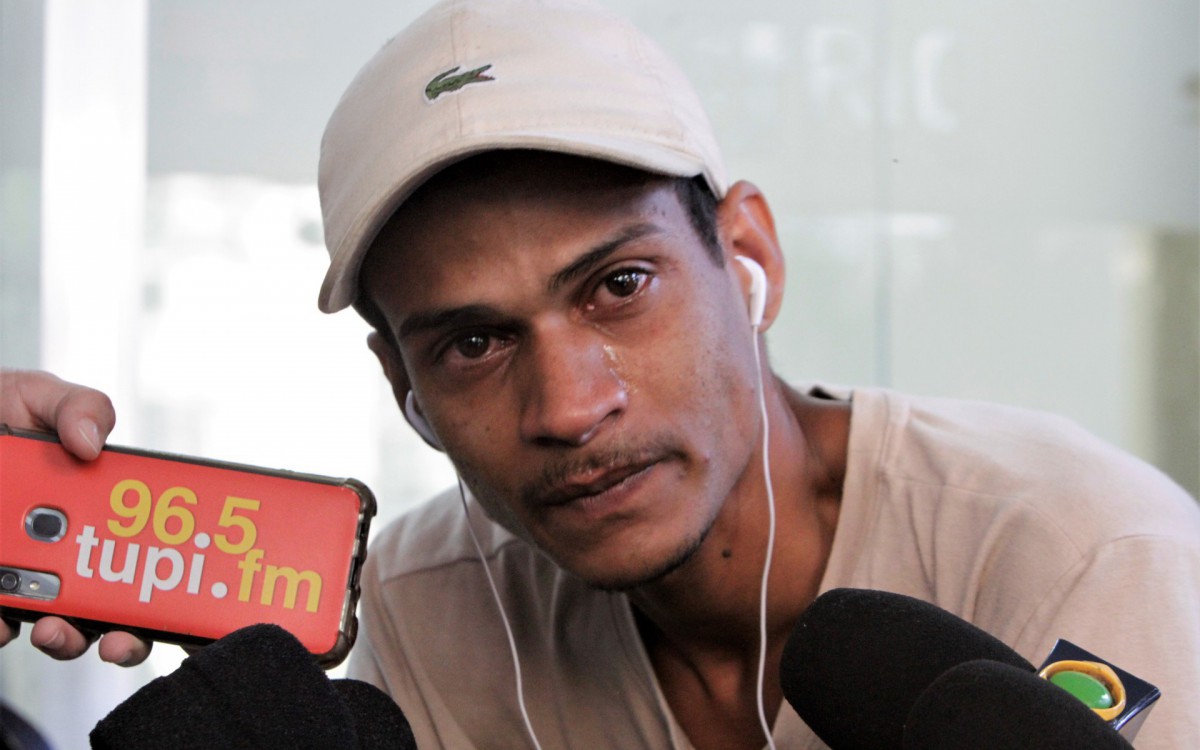 Alice Rocha de 4 anos foi baleada durante um confronto entre policias e milicianos em Curicica, familiares na porta do Hospital Miguel Couto no Leblon, nesta quinta feira (02).