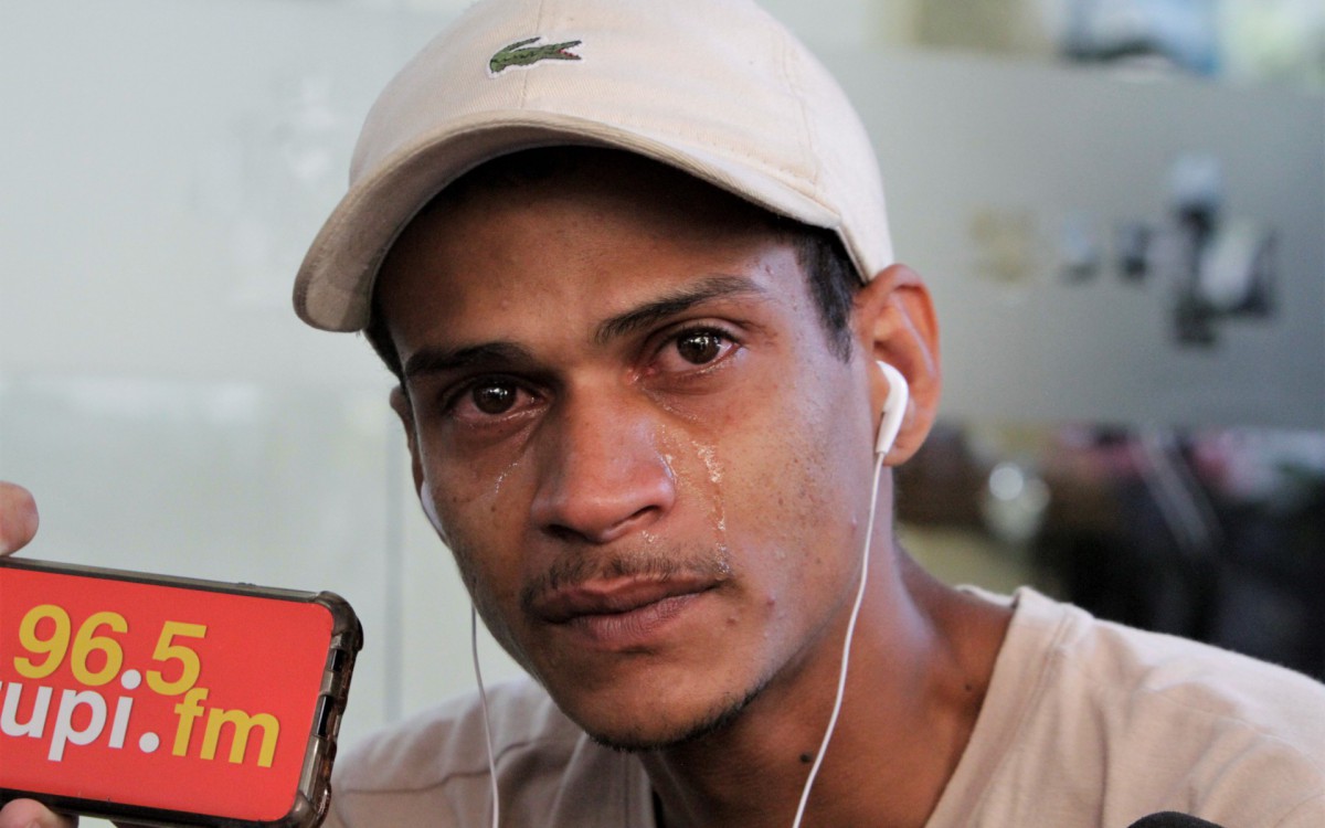 Alice Rocha de 4 anos foi baleada durante um confronto entre policias e milicianos em Curicica, familiares na porta do Hospital Miguel Couto no Leblon, nesta quinta feira (02). - Marcos Porto