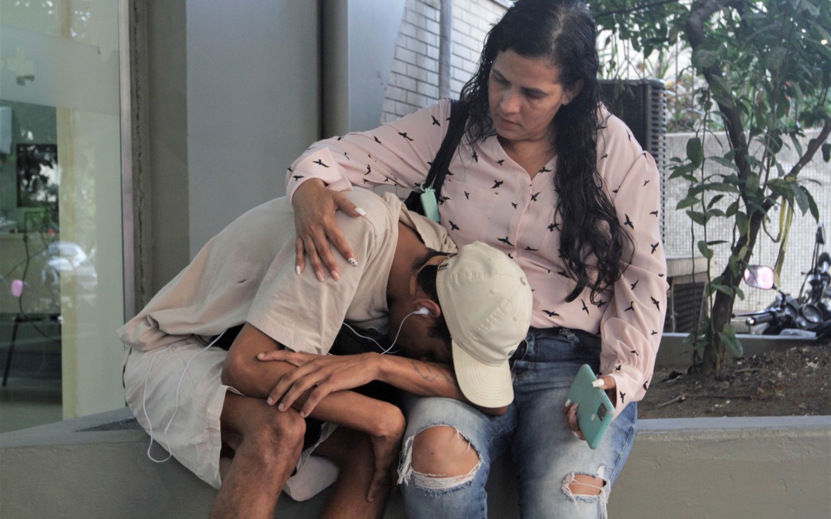 Alice Rocha de 4 anos foi baleada durante um confronto entre policias e milicianos em Curicica, familiares na porta do Hospital Miguel Couto no Leblon, nesta quinta feira (02).