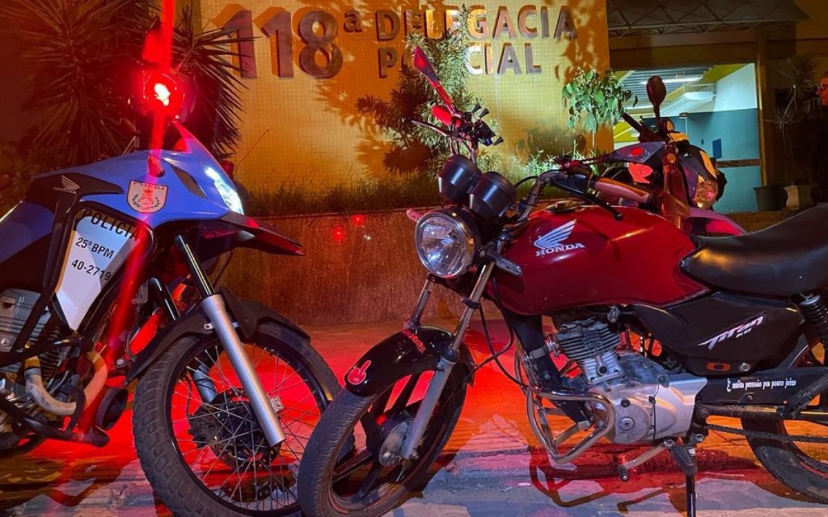Dois homens s&atilde;o presos por recepta&ccedil;&atilde;o com moto furtada em Araruama