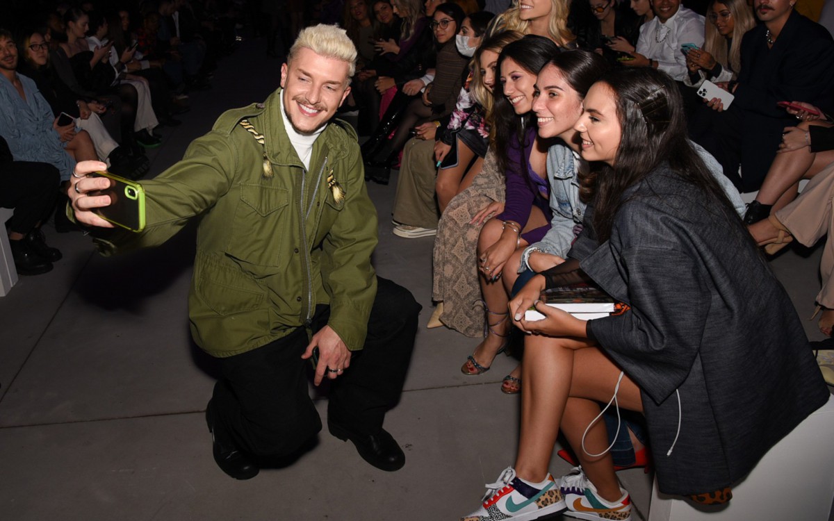 Klebber Toledo posa com f&atilde;s