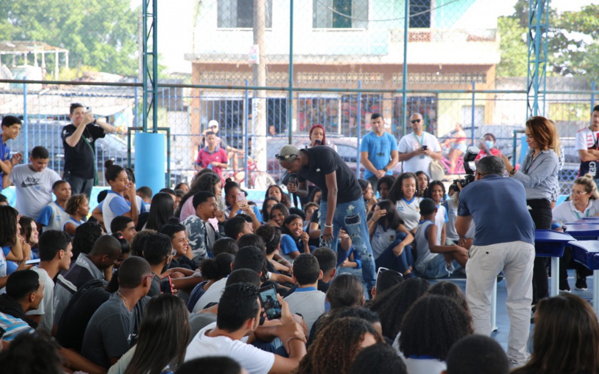 Escola municipal de Caxias recebe DJ Zullu