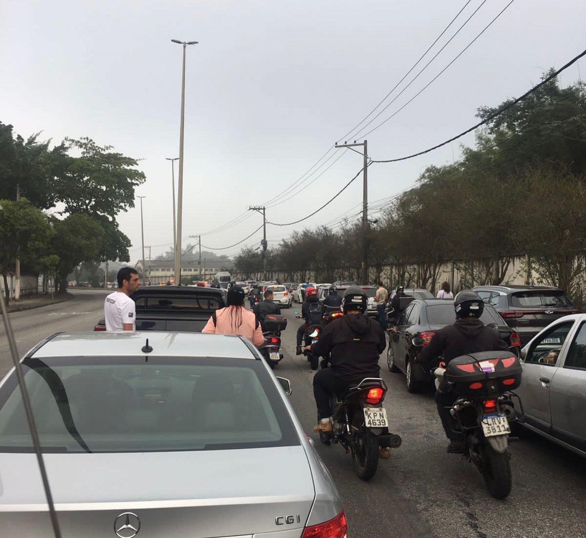 Interdição causou engarrafamento na Estrada do Galeão - Reprodução